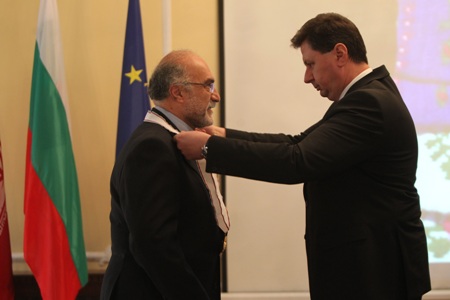Bulgaria awards its 1st Class medal to Iran’s ex-envoy in Sofia