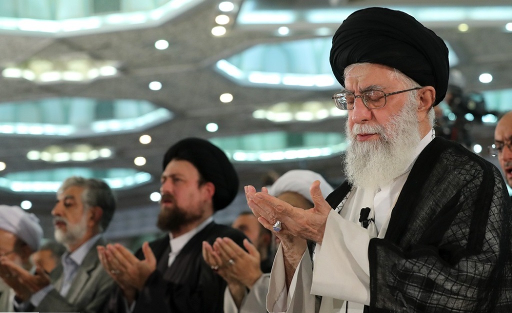 Supreme Leader leads Eid al-Fitr prayers