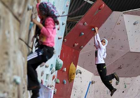 Iranian female rock climber ranks 2nd in Asian competitions