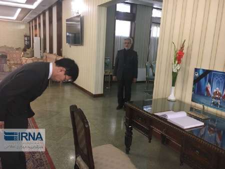 Japan envoy signs Rafsanjani's memorial book in Persian