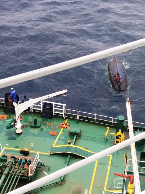 Iranian oil tanker rescues 5 Sri Lankan fishermen