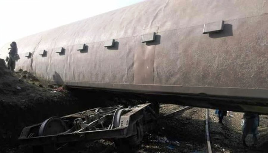 20 injured as Peshawar train derails near Attock Pakistan