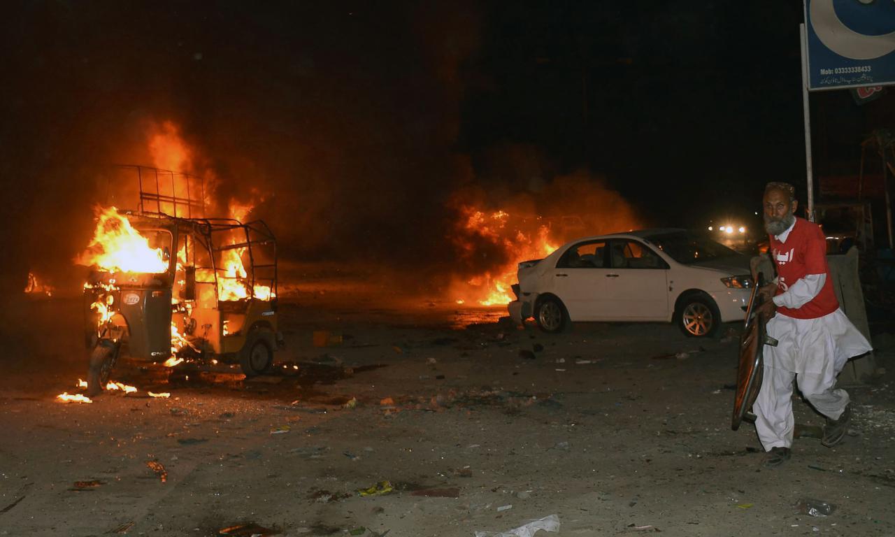 terrorisst blast kills 15 in Pakistan