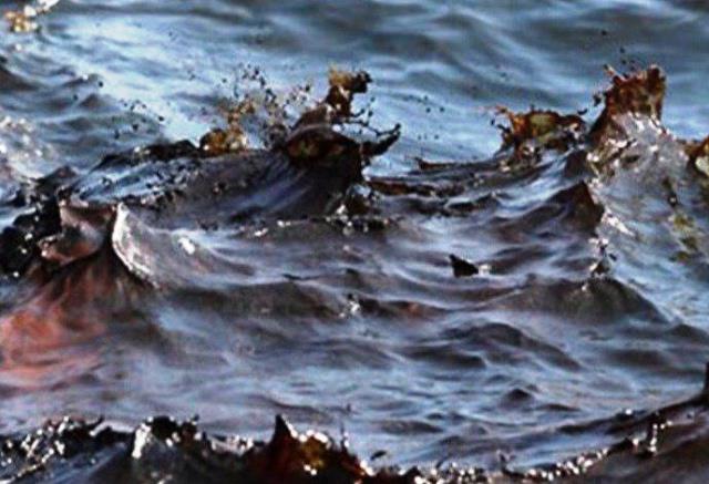 نشتی مخزن کشتی نفت کش منشأ آلودگی ساحل بندر مجیدیه ماهشهر اعلام شد