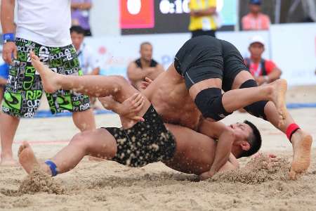 Iranian beach wrestlers receive colorful medals in Asian Competitions