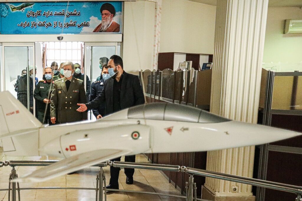 Defense Minister visits Yasin jet designing center