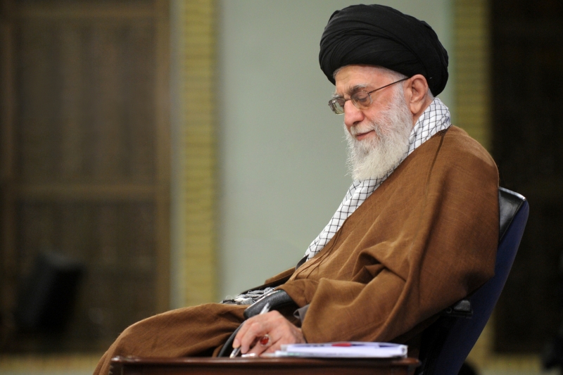 Leader communicates draft document of Iran model of progress