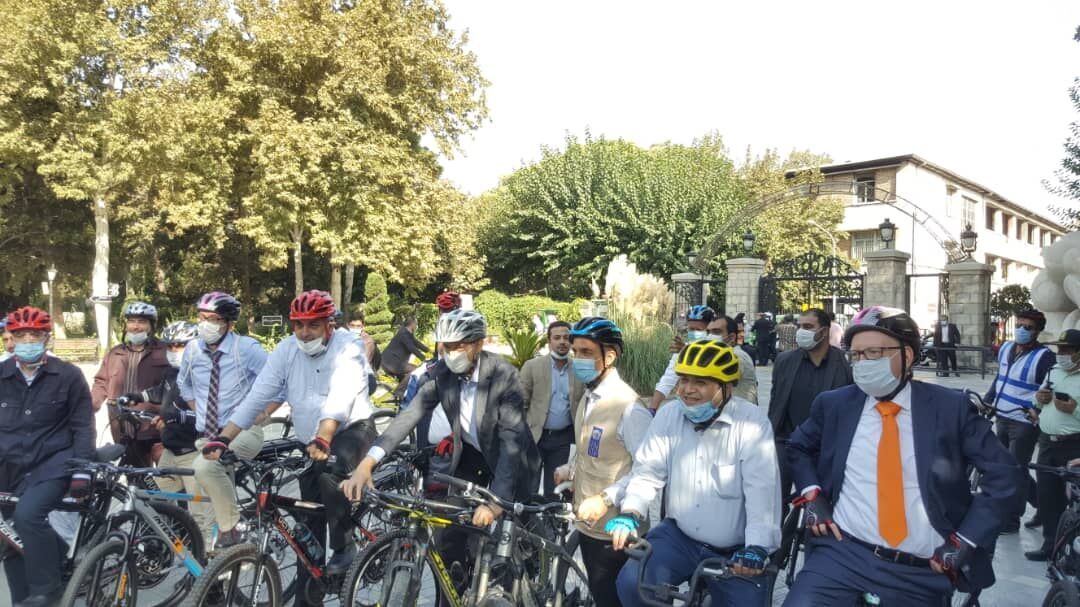 Foreign ambassadors mark Car Free Day on Tehran streets